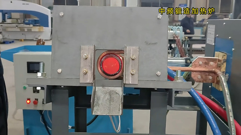 中頻鍛造加熱爐配置自動(dòng)化控制系統(tǒng)和送料機(jī)，確實(shí)是一種高效、精準(zhǔn)的熱處理設(shè)備。