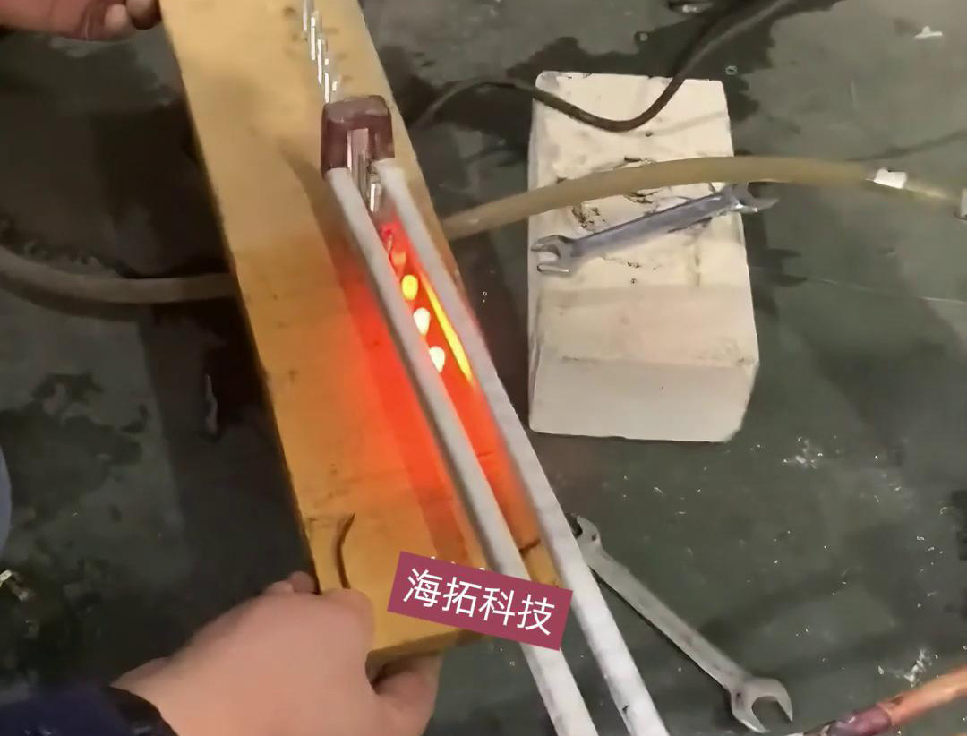 6mm端頭在線退火，采用高頻加熱機(jī)配合自動(dòng)輸送帶實(shí)現(xiàn)均勻加熱退火