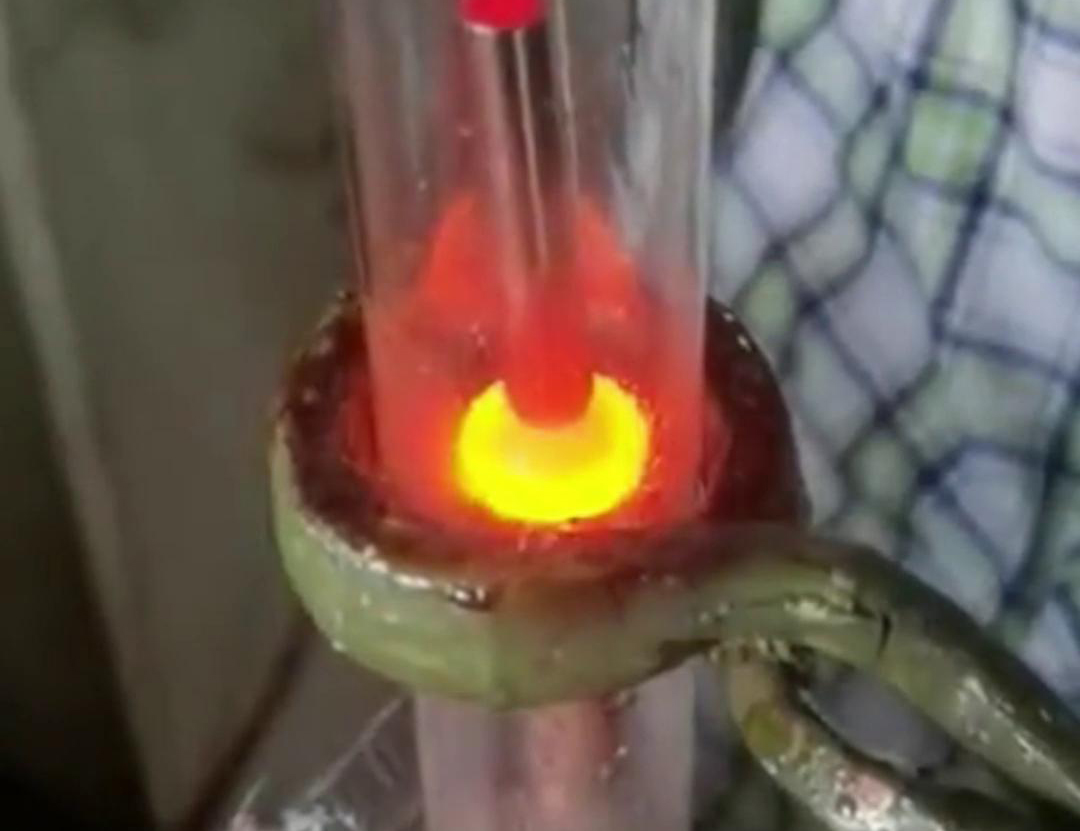 通過手持式高頻加熱機(jī)在氮?dú)獗Ｗo(hù)下焊接銅管，可以獲得高質(zhì)量的焊縫，提高產(chǎn)品的性能和可靠性