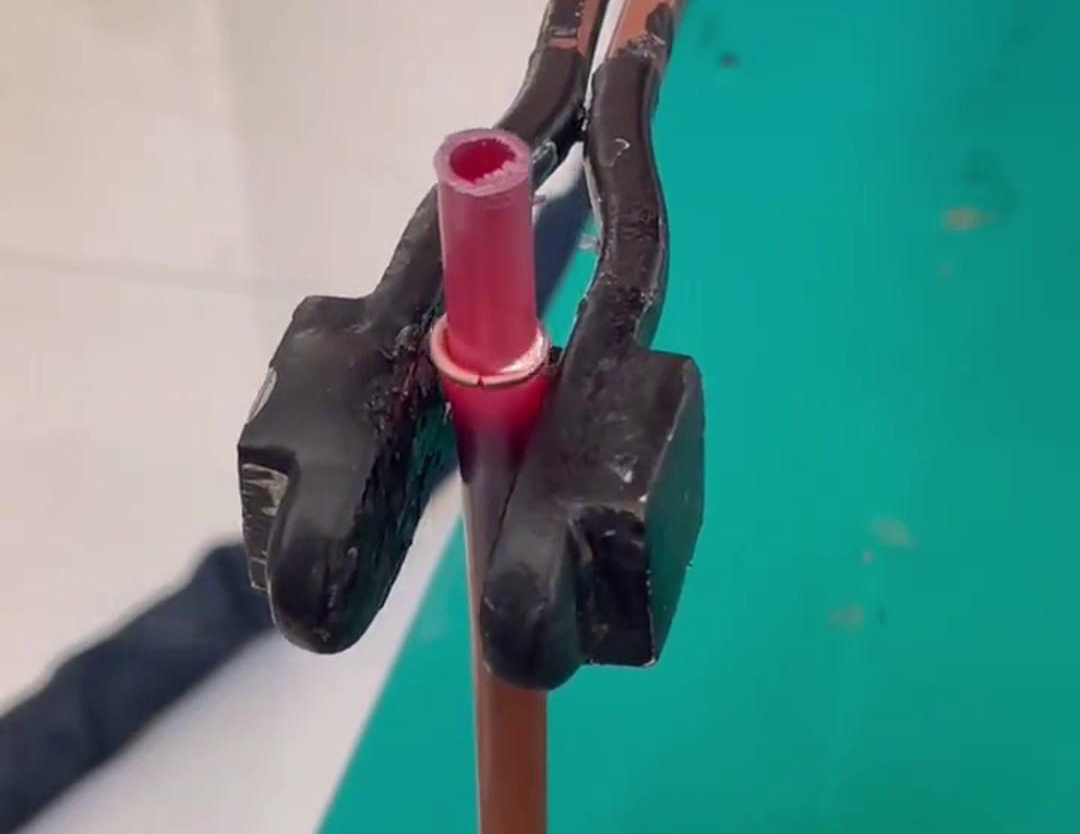 散熱器銅管對接焊用手持式高頻機(jī)，只要三秒就可以焊接完成，看一看效果如何
