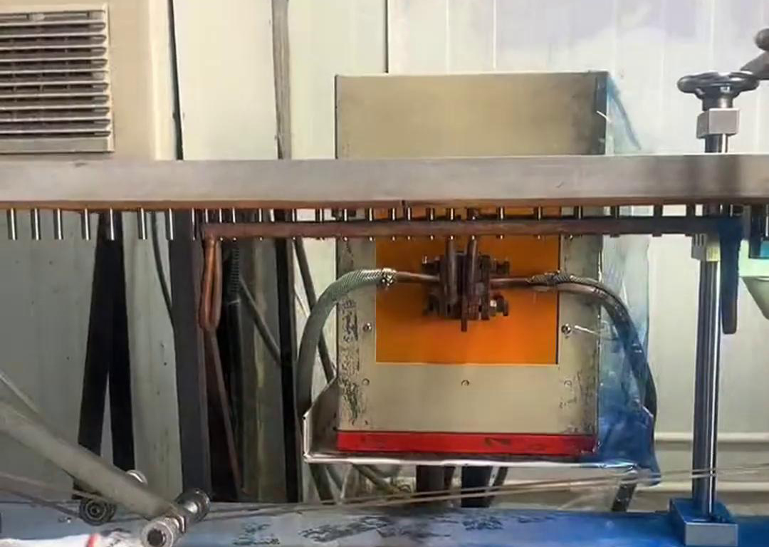 通過振動盤自動化上料到輸送帶，然后高頻電源對要加熱的工件進(jìn)行局部加熱，根據(jù)工藝要求直接經(jīng)過容器 ，讓其局部覆蓋一層涂料