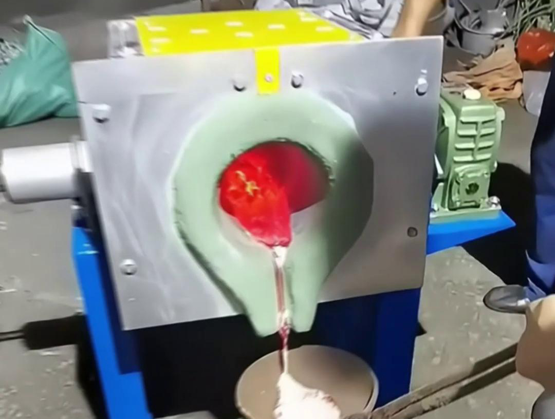 中頻熔鋁爐具有多種優(yōu)點(diǎn)，如體積小、重量輕、效率高、耗電少
