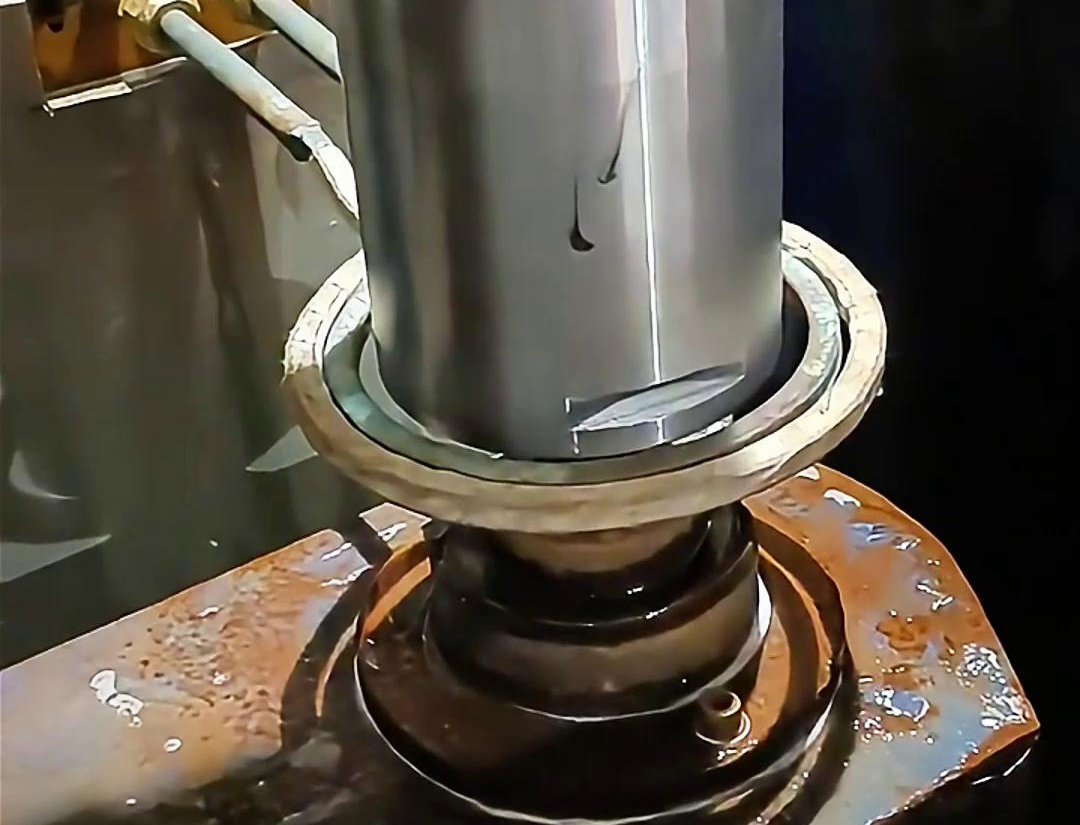 高頻淬火機床具有多個顯著的優(yōu)點，淬火速度快，通常只需幾秒鐘即可完成淬火過程