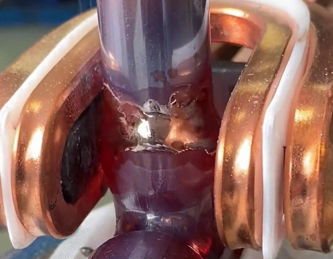 這就是手持式高頻焊機(jī)焊接銅管的效果，有了它，可以放棄大部分火焰焊接場合了