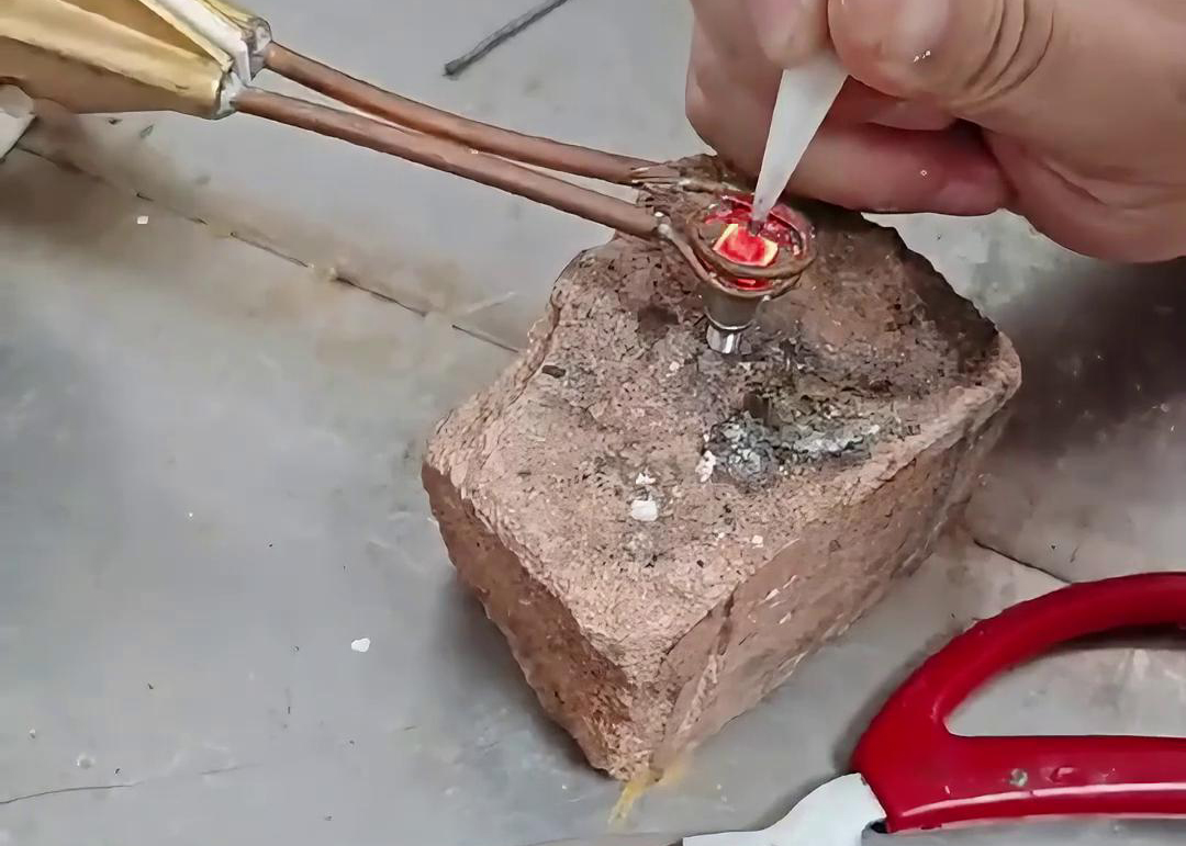 超高頻焊機(jī)憑借其獨(dú)特的工作原理和優(yōu)勢(shì)，在鎢鋼焊接方面表現(xiàn)出色