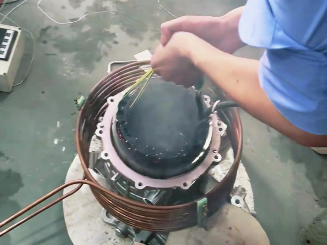 電機熱裝實驗，采用中頻感應(yīng)加熱設(shè)備對電機殼進(jìn)行加熱
