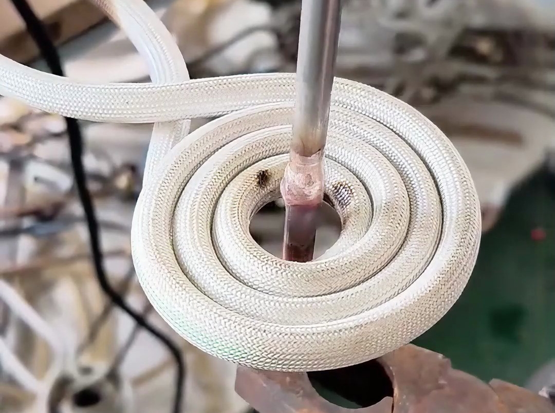 使用高頻焊接機對銅鋁管實施焊接，整個過程只要5-7秒鐘就可以完成