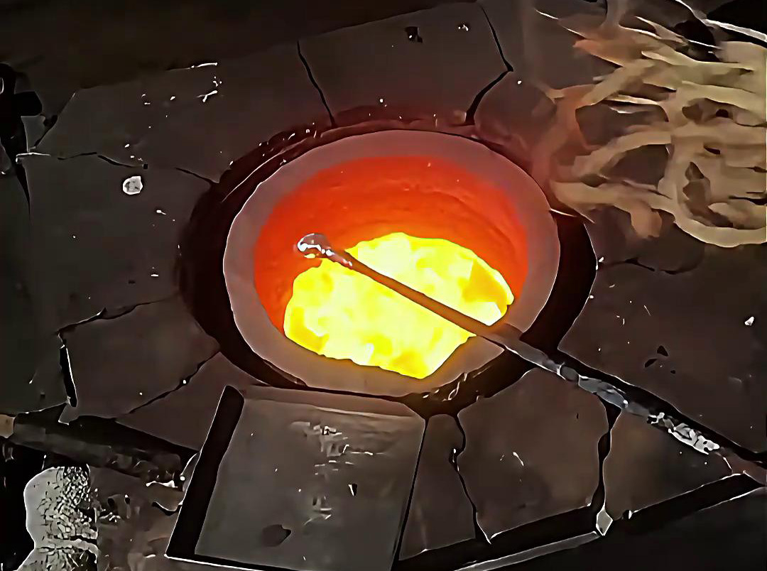 中頻熔煉爐熔化銀粉，根據(jù)需求配熔煉量大小